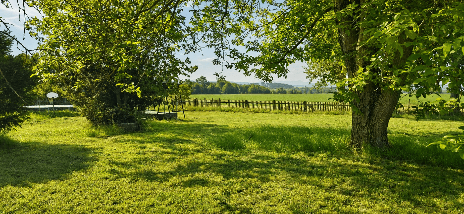 Der weitläufige Garten des Gut's Hof