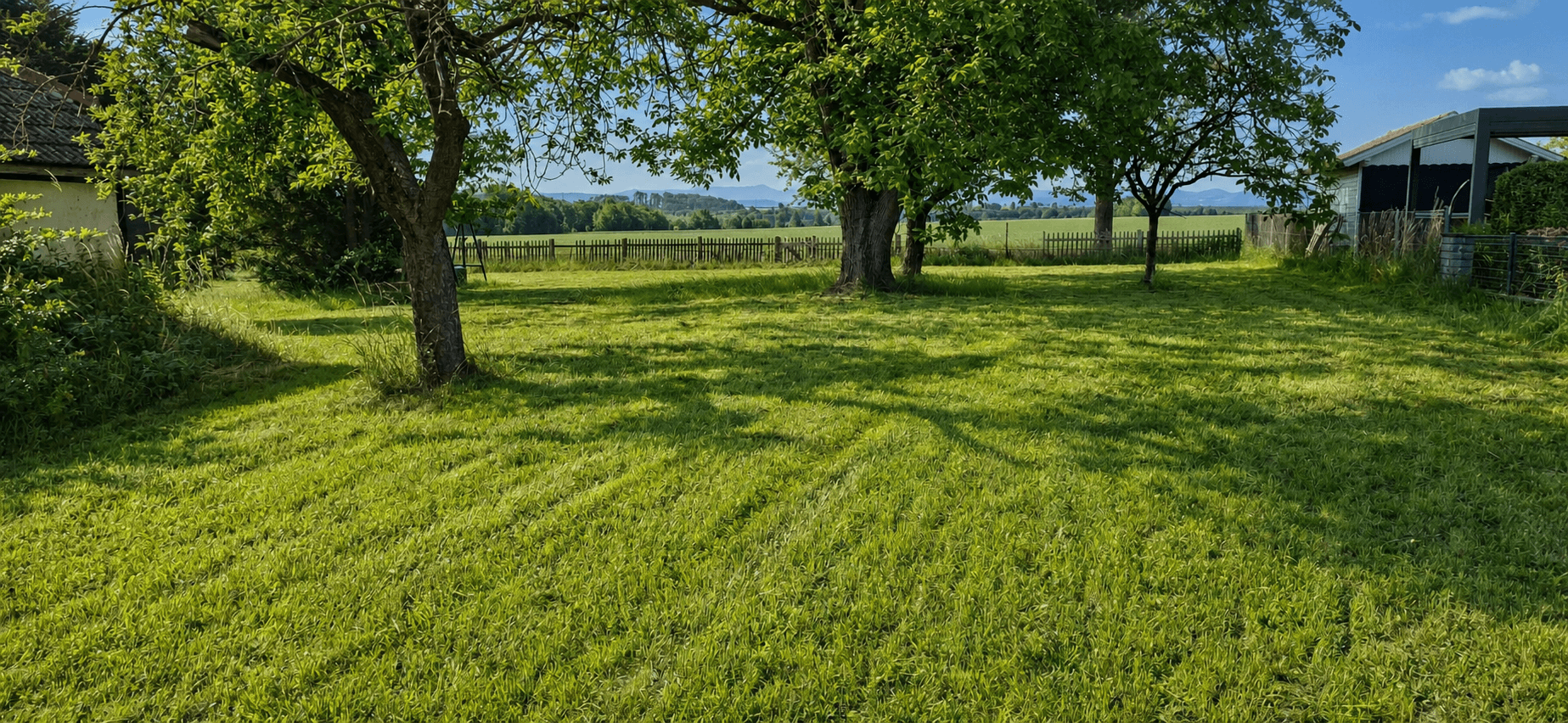 Weitläufiger Garten mit Obstbäumen