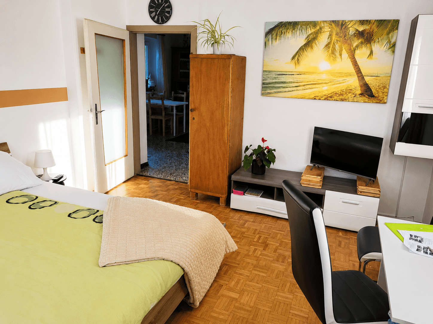 Das Sonnenzimmer – Holzbett mit TV und Schreibtisch